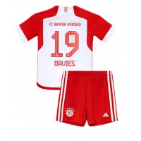 Dětský Fotbalový dres Bayern Munich Alphonso Davies #19 2023-24 Domácí Krátký Rukáv (+ trenýrky)